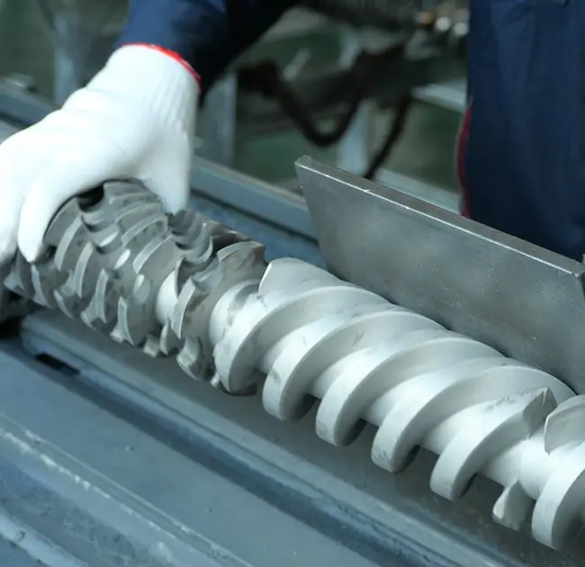 Prečo sa v extrudéri opakovane objavujú čierne čiary? Tento článok vás naučí, ako rýchlo určiť, či je to spôsobené problémom s hlavňou alebo skrutkou.