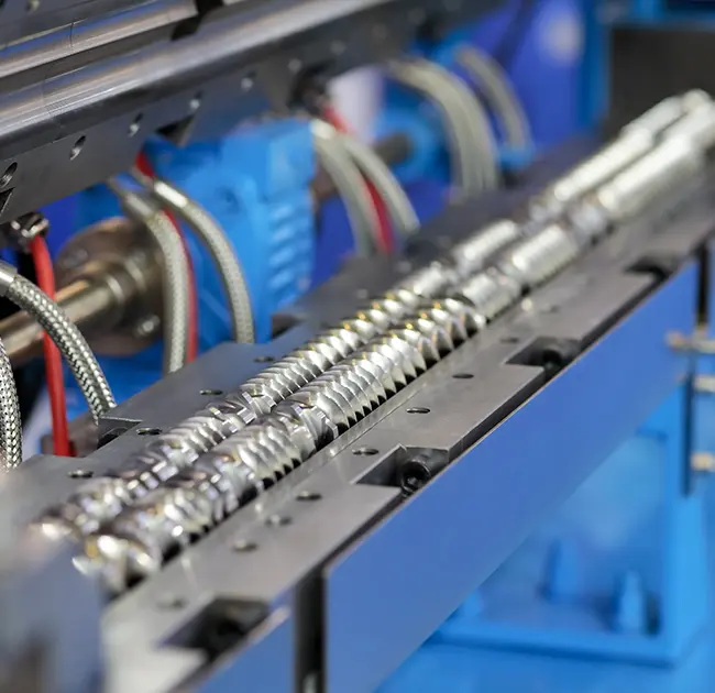 Pracovný proces a prevádzkové opatrenia dvojzávitovkového penového granulátora